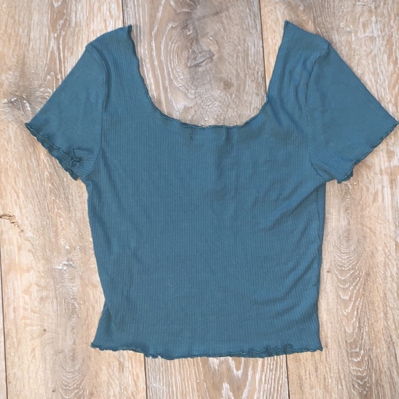 Green ruffle edged tee with buttons - Picture 3 of 3